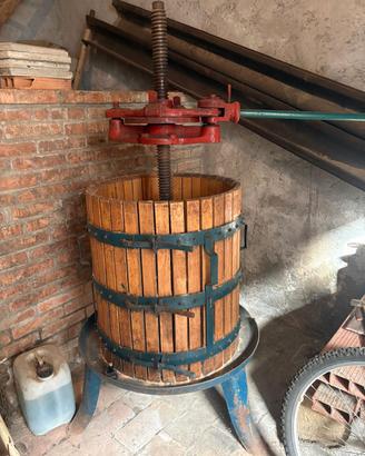 Torchio in legno storico da collezione e utilizzo 