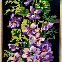 Ricamo floreale con cornice di pregio 