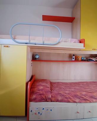 Cameretta a ponte con letti a soppalco