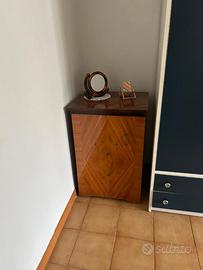 Macchina da cucire vintage con mobile in legno