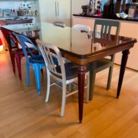 Tavolo da pranzo in legno con lastra di vetro