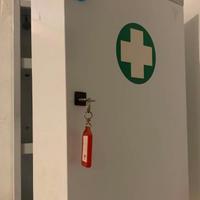 Armadietto pronto soccorso da parete vintage