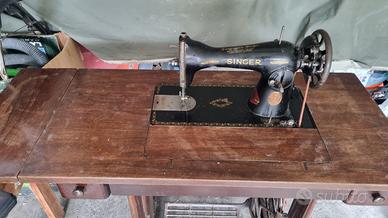 Macchina da cucire Singer antica con mobile origin
