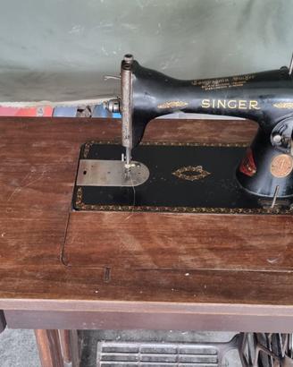Macchina da cucire Singer antica con mobile origin