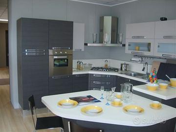 Cucina angolare con penisola(ex expo)VENETA CUCINE