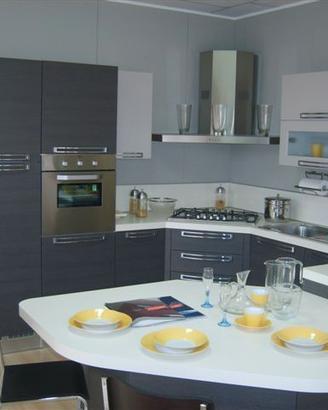 Cucina angolare con penisola(ex expo)VENETA CUCINE
