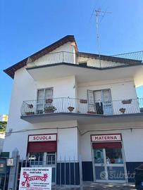 Palazzo / Stabile di 530 m² con più di 5 locali a 