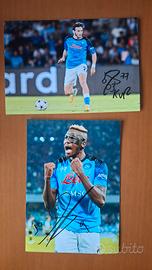 Foto autografate da Osihmen e Kvaratskhelia 