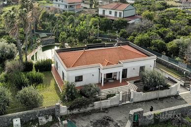 Imponente villa con piscina aci sant'antonio