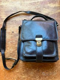 Borsello nero in cuoio con tracolla