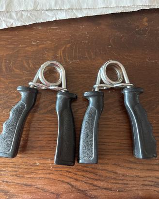Pinza a molle x le mani