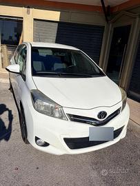 Toyota Yaris del 2014 bianca 