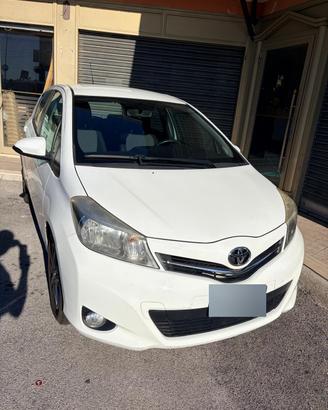 Toyota Yaris del 2014 bianca 