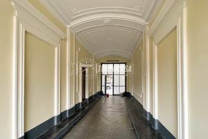 AMPIO 2 LOCALI RISTRUTTURATO E ARREDATO IN ZONA RE