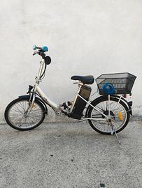 bicicletta elettrica pedalata assistita pieghevole
