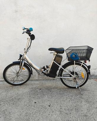 bicicletta elettrica pedalata assistita pieghevole