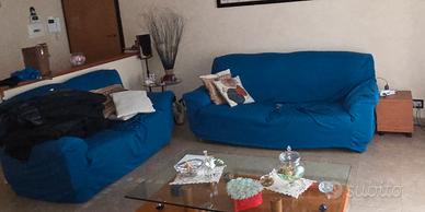 coppia di divani 3+2 posti in pelle  