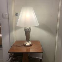 Lampada da tavolo in argento e legno con cappa