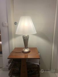 Lampada da tavolo in argento e legno con cappa