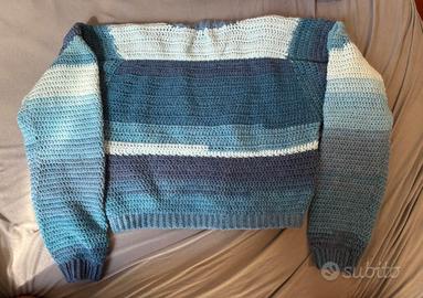 Maglione all'uncinetto fatto a mano.
