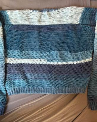 Maglione all'uncinetto fatto a mano.