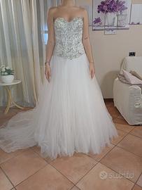 abito da sposa demetrios con velo di 3 metri