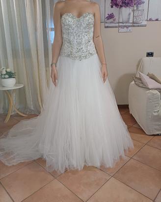 abito da sposa demetrios con velo di 3 metri
