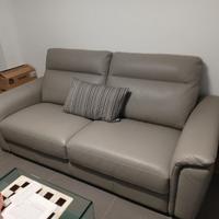 Divano in pelle grigio perla