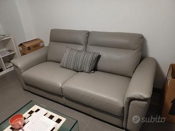 Divano in pelle grigio perla