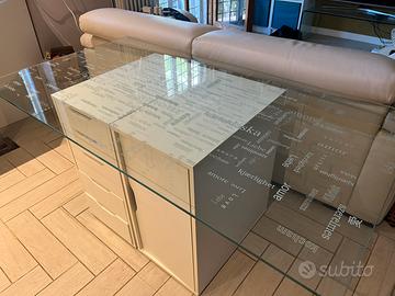 Scrivania ikea ripiano di vetro con serigrafie