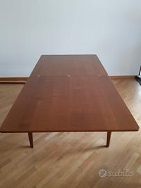 Tavolo richiudibile in legno