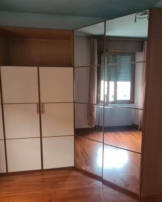 armadio in ciliegio ad angolo