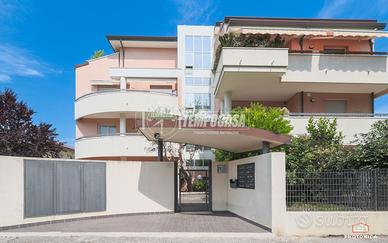 TRILOCALE CON DOPPI SERVIZI, GARAGE E TRE BALCONI