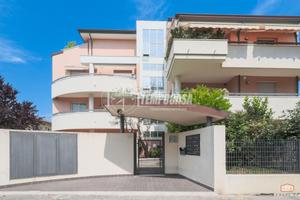 TRILOCALE CON DOPPI SERVIZI, GARAGE E TRE BALCONI