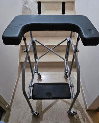 Deambulatore con appoggio con sedile