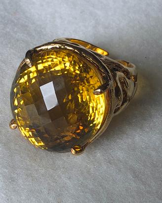 Grande anello cocktail con pietra gialla/arancione