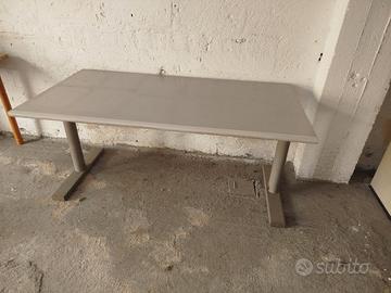 tavolo d'ufficio 