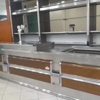 Bancone bar con vetrina posteriore