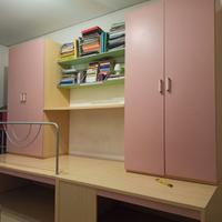 Cameretta ragazzi con pedana in legno, due armadi