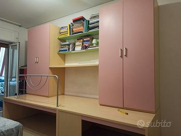 Cameretta ragazzi con pedana in legno, due armadi