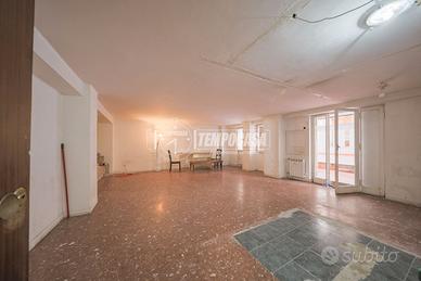 AMPIO APPARTAMENTO CON TERRAZZO, VIA DEI MONTI DI