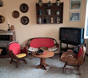 divanetto con poltrone e tavolino modello botte