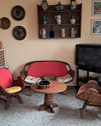 divanetto con poltrone e tavolino modello botte