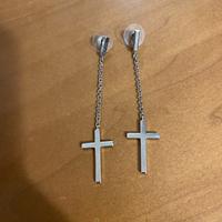 Orecchini pendenti con croci