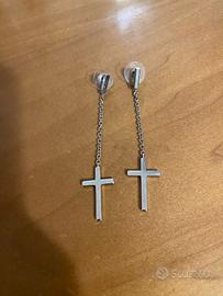 Orecchini pendenti con croci