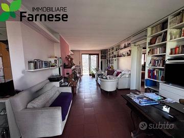 Villa di 350 m² con più di 5 locali a Piacenza