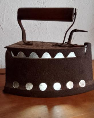 Antico ferro da stiro a lampada