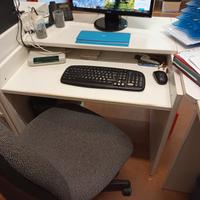 Scrivania con mobili 