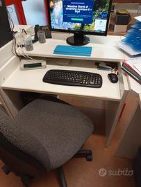 Scrivania con mobili 