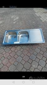 Lavandino in acciaio inox da cucina. 